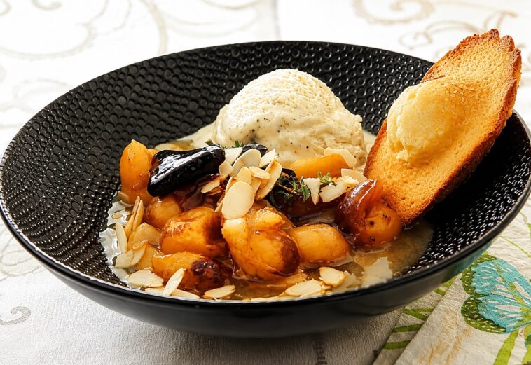 Poêlée de mirabelles de Lorraine, glace vanille et madeleine de Liverdun