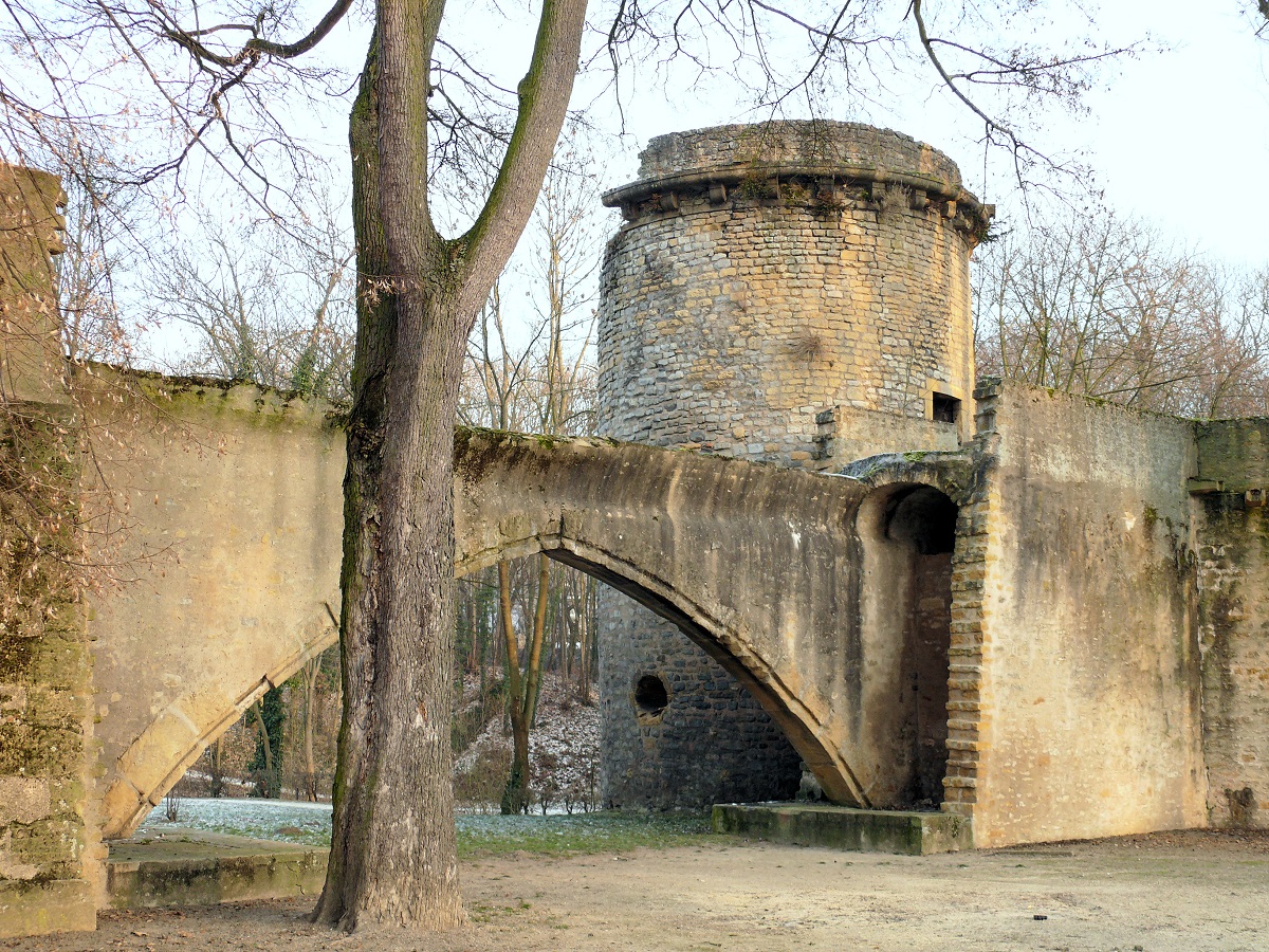 Pont des Grilles de la Basse Seille et Tour des Esprits