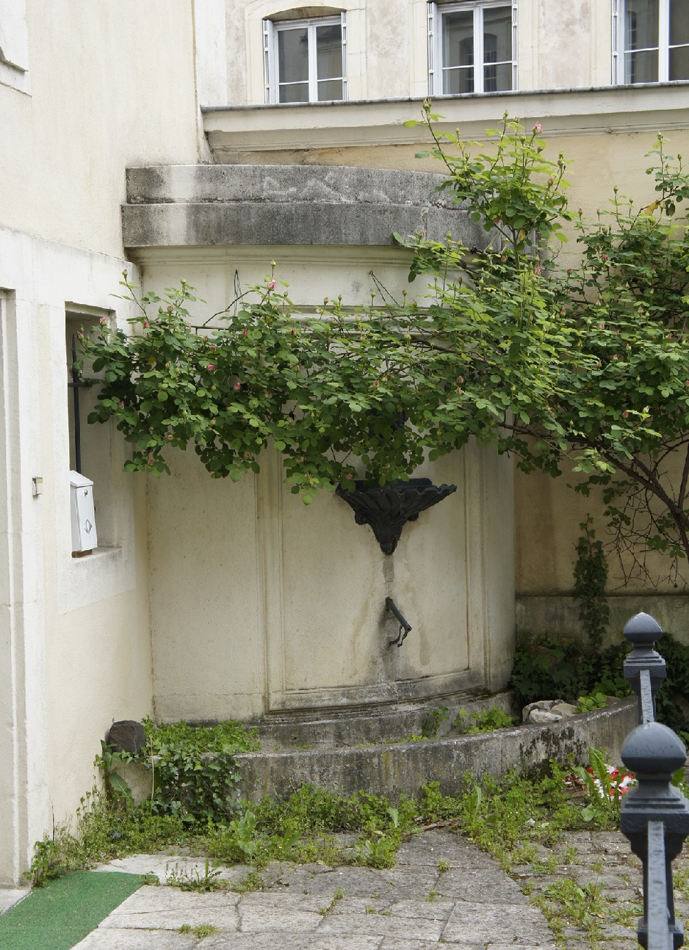 fontaine Hôtel des Loups