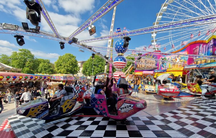 Attractions foraines sur la Place Carnot (Crédits photo : Ville de Nancy)