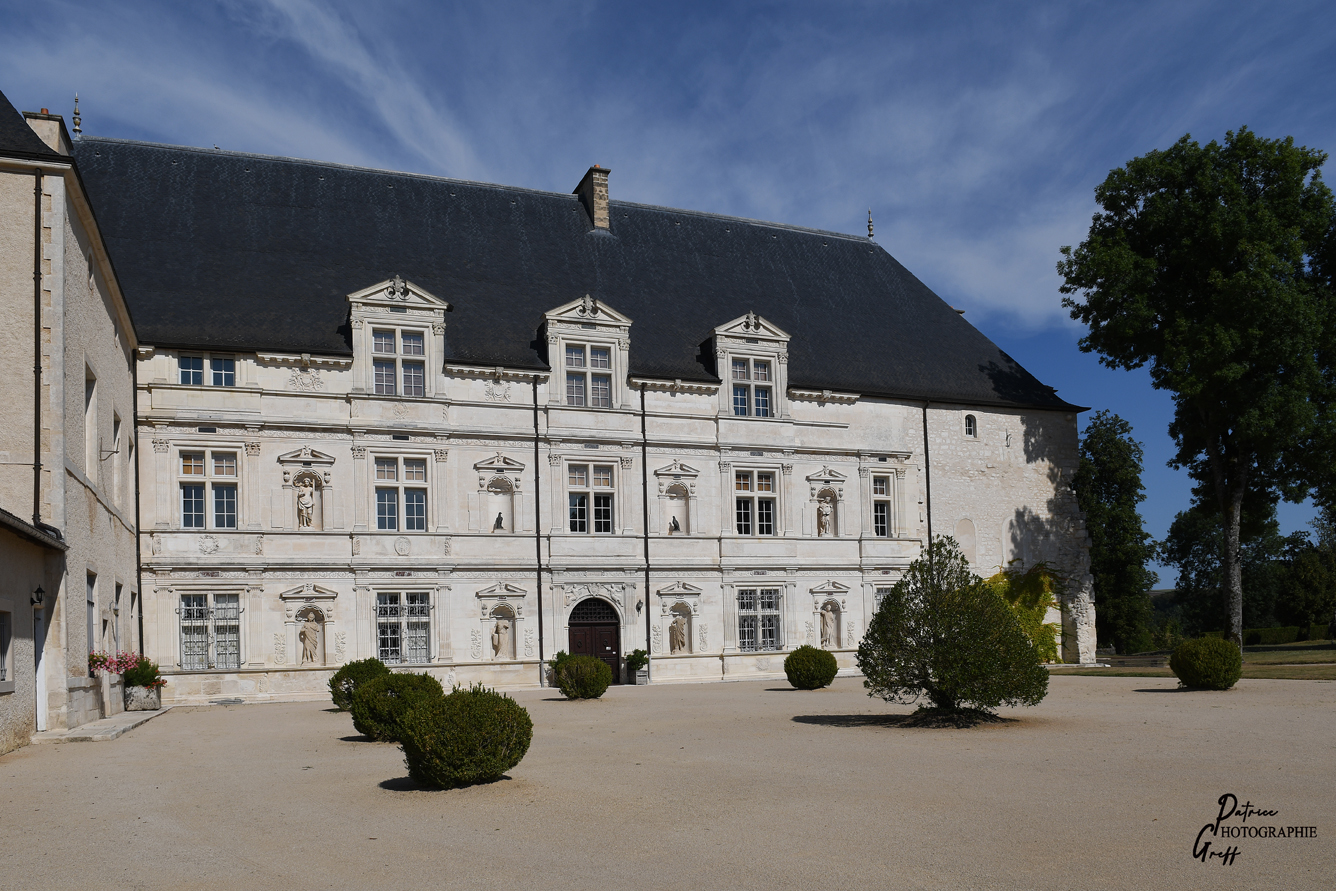 château de Montbras façade cour