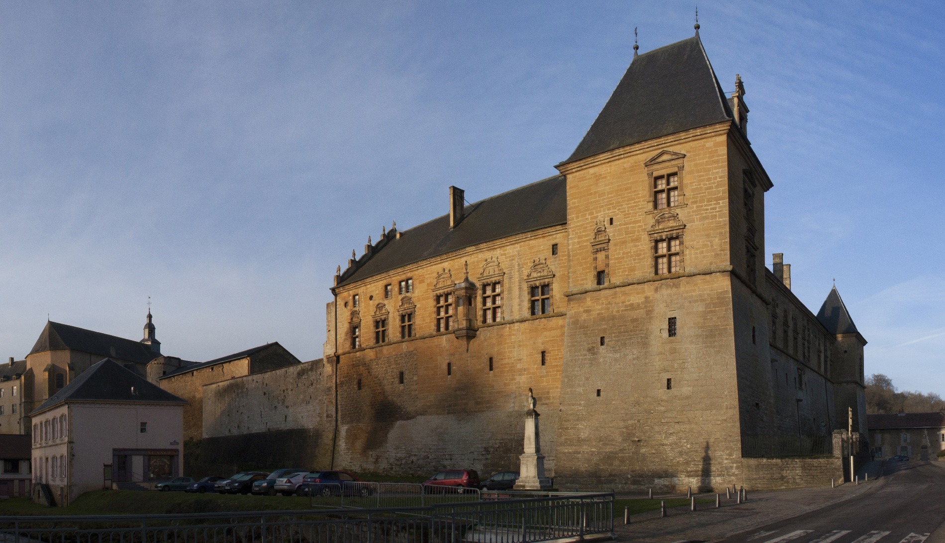 Cheminée monumentale du château de Cons-la-Grandville