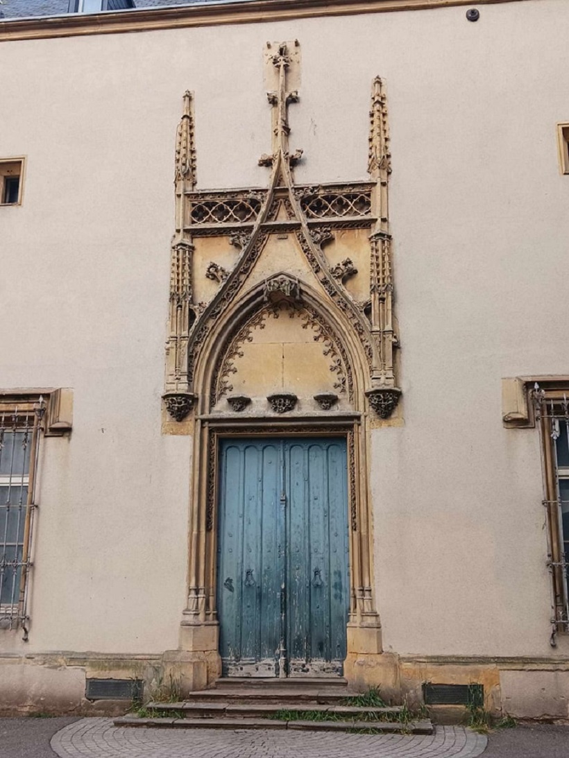 porte gothique Hospice Saint-Nicolas