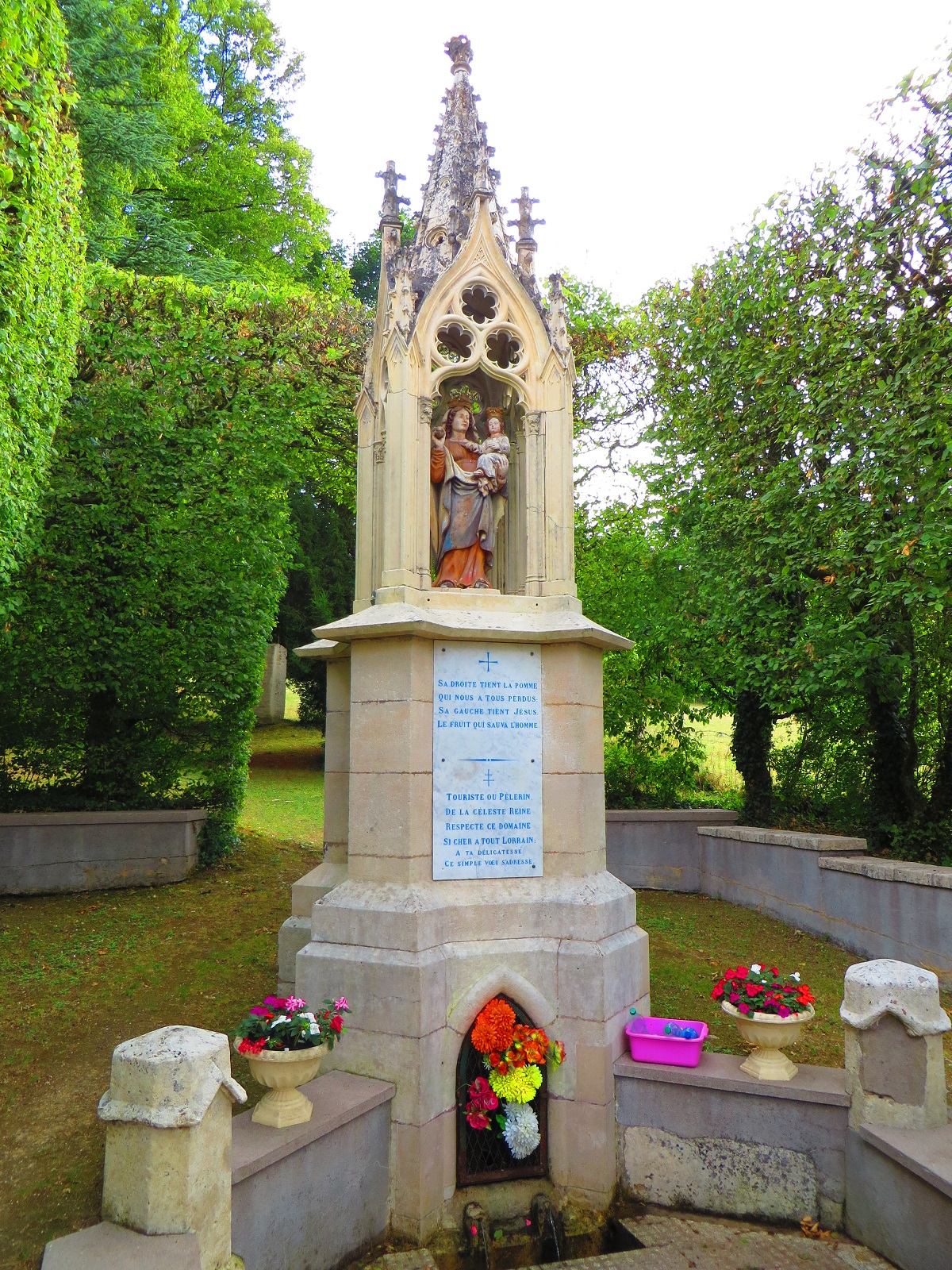 fontaine miraculeuse de Benoïte-Vaux